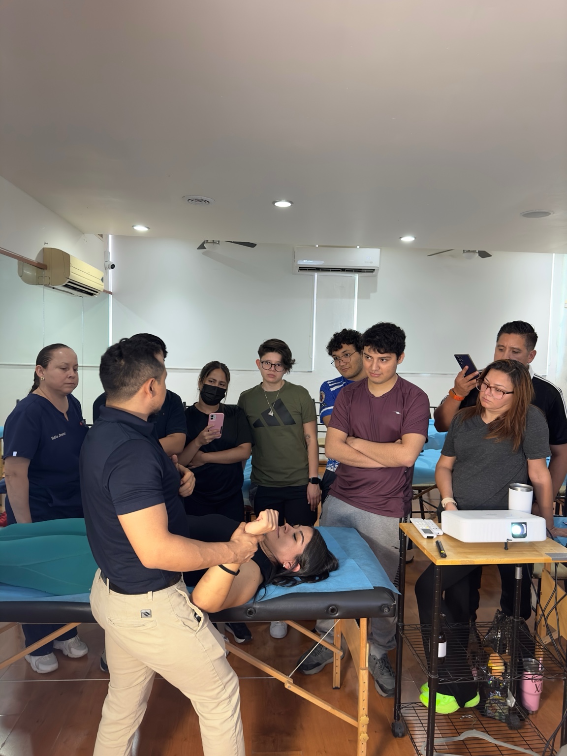 Demostración de movilización articular durante una formación FNO